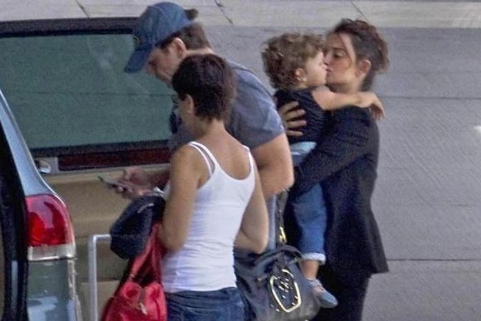 Penélope Cruz e Javier Bardem enchem o filho de carinhos