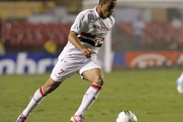 Lucas resolve no fim, São Paulo bate Coritiba no sufoco e joga por empate