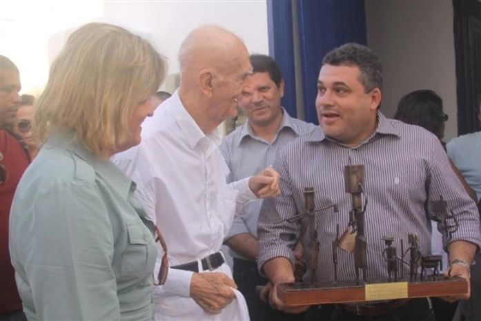 Prefeito James Ribeiro homenageia Ariano Suassuna