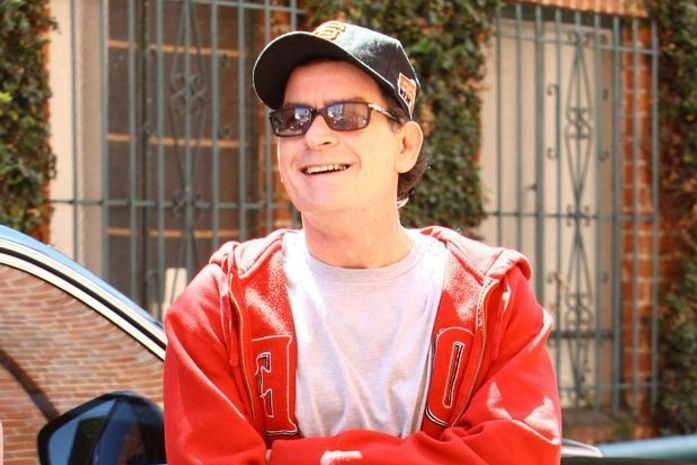 Ator Charlie Sheen diz que perdeu virgindade aos 15 com prostituta