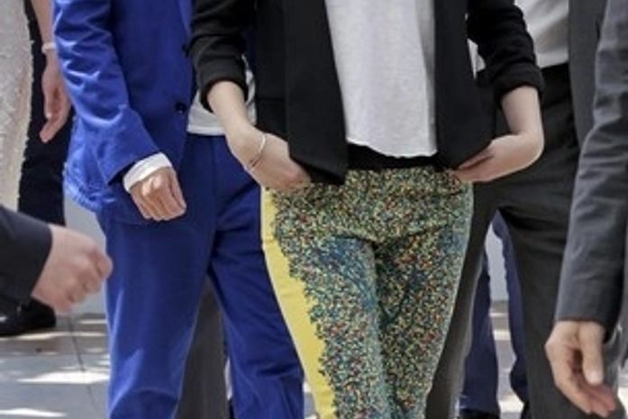 Inspire-se nas famosas e aprenda a usar calça estampada