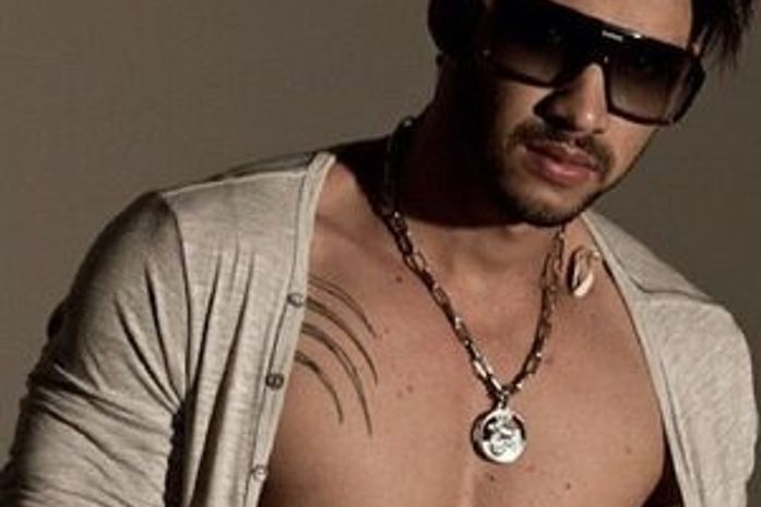 No Twitter, cantor Gusttavo Lima posta foto e mostra peitoral