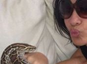 No Twitter, Scheila Carvalho posta foto ao lado de cobra