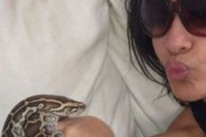 No Twitter, Scheila Carvalho posta foto ao lado de cobra