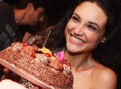 Debora Nascimento comemora aniversário em baile funk no Rio