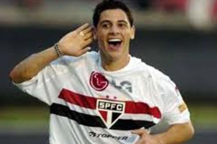 Cicinho revela problema com álcool e admite encerrar a carreira