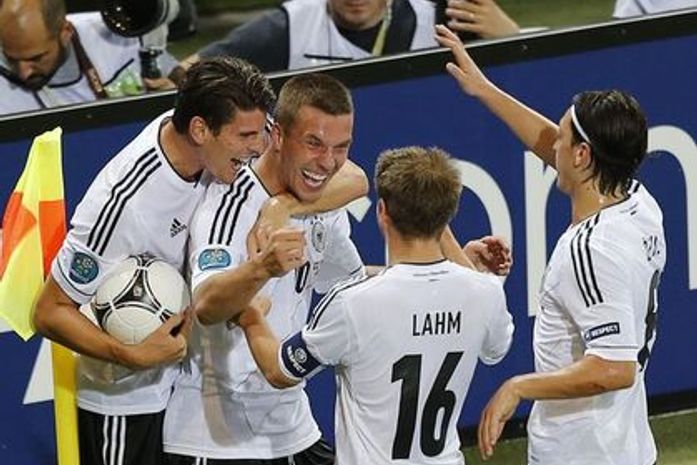 Alemanha bate Dinamarca, avança em 1° e pega Grécia