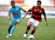 Contra reservas do Santos, Fla sofre e vence com gol de pênalti