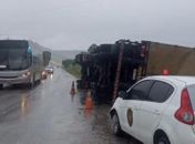 Carreta carregada com sucata tomba em São Miguel dos Campos