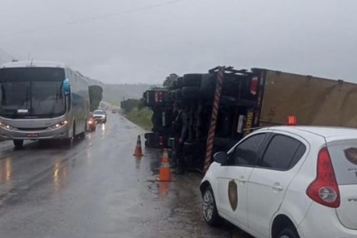 Carreta carregada com sucata tomba em São Miguel dos Campos