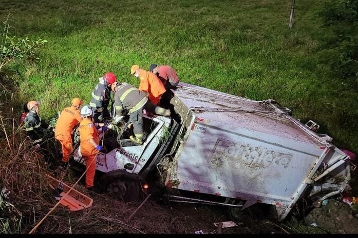 Caminhão do lixo capota em ribanceira; vítima fica presa nas ferragens, no interior