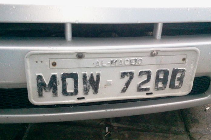 Carro estava com placa adulterada com fita isolante