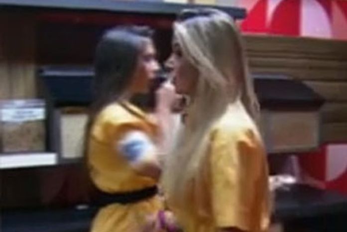 A Fazenda 5: Nicole Bahls e Shayene brigam