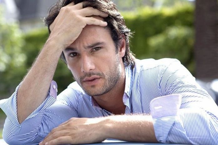 Rodrigo Santoro faz ensaio para revista de moda masculina