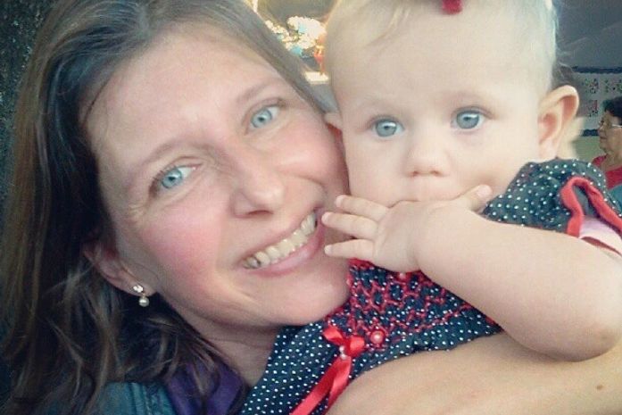 Carolinie mostra foto da filha com a avó: 'De onde vieram os olhos azuis'