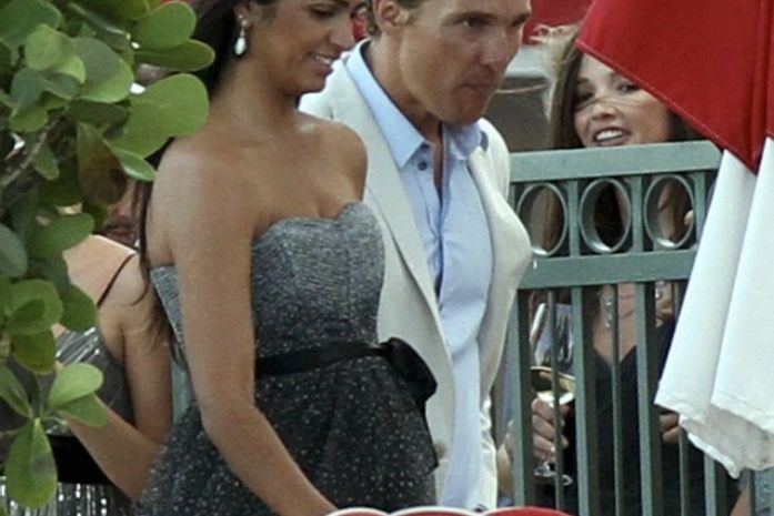 Após casamento com McConaughey, Camila Alves exibe barriga saliente
