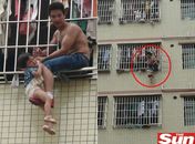 Chinês descontrolado balança filha de três anos pelo lado de fora da janela