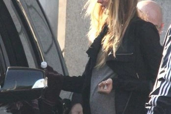 Em meio a boatos de gravidez, Gisele Bündchen exibe barriguinha no RJ