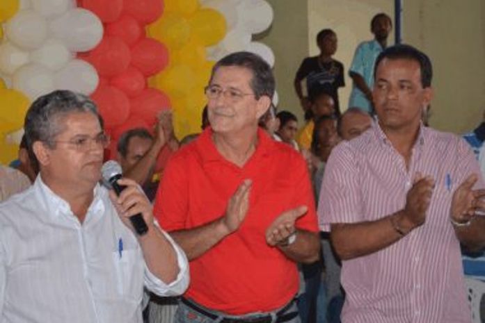 Lauro falando na presença de Regis