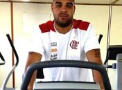 Adriano falta a sessões de fisioterapia e deixa Flamengo "preocupado"