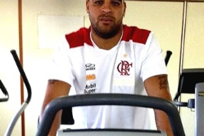 Adriano falta a sessões de fisioterapia e deixa Flamengo "preocupado"