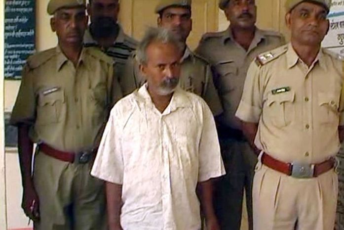 Indiano arranca a cabeça da filha com espada