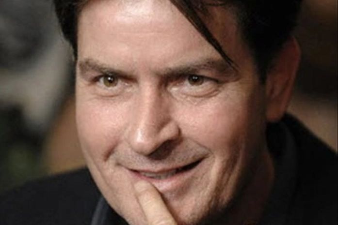 Charlie Sheen anuncia aposentadoria para cuidar dos filhos