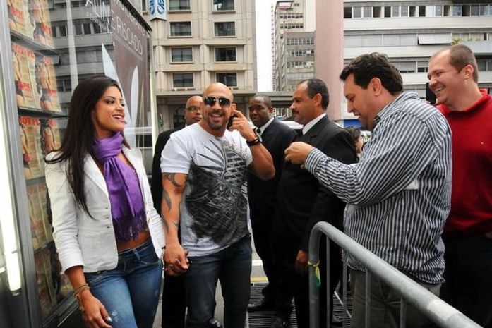 "Quem não quer estar ao lado da capa da Playboy?", diz marido de bailarina