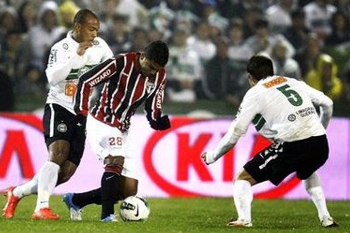 Coritiba 'usa a cabeça', elimina São Paulo e coloca cargo de Leão em risco
