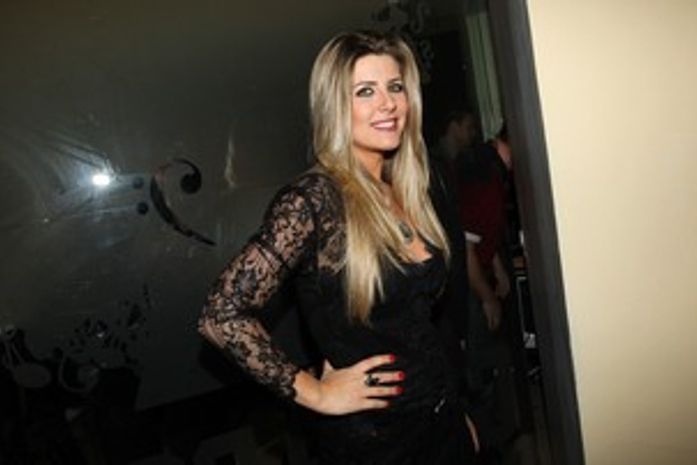 Iris não assume solteirice e dispara: 'Já virou palhaçada essa história'