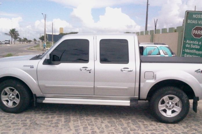 Carro do advogado onde saiu o prefeito