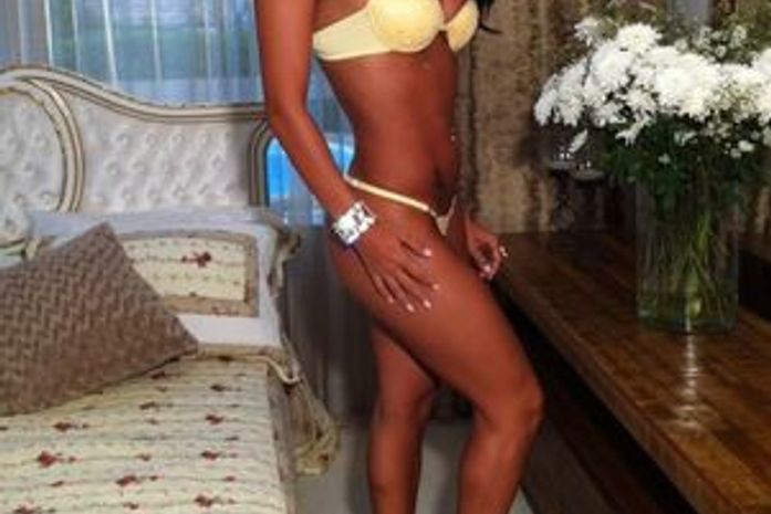 Bailarina de Rodrigo Faro mostra curvas em ensaio sensual de lingerie