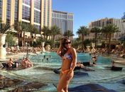 Ex-BBB Mayra Cardi mostra corpão de biquíni em hotel de Las Vegas