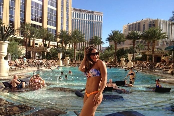 Ex-BBB Mayra Cardi mostra corpão de biquíni em hotel de Las Vegas