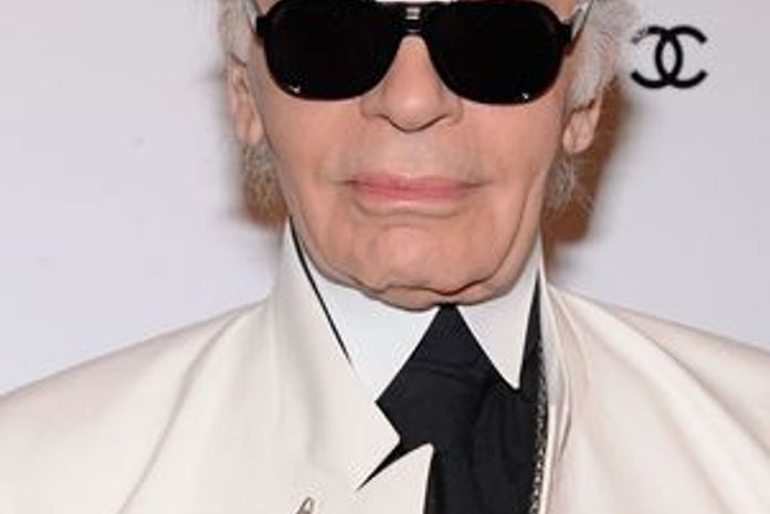 Karl Lagerfeld faz colarinho de couro e dimantes de 45 mil dólares