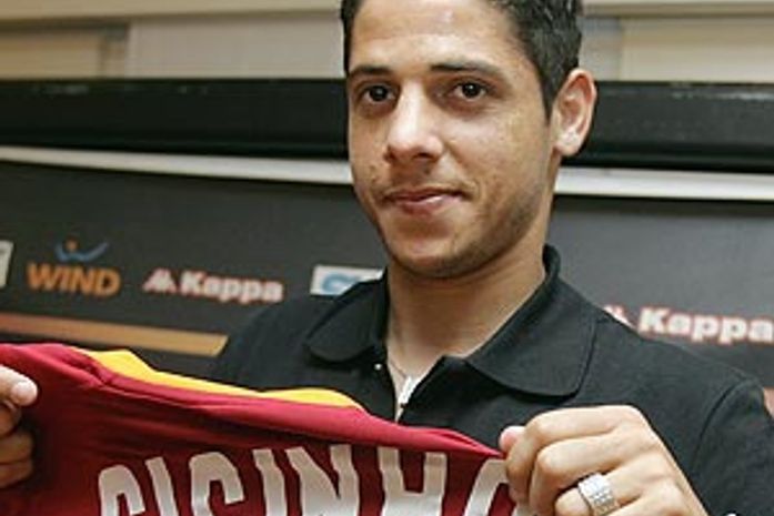 Após revelar problemas com álcool, Cicinho acerta com Sport