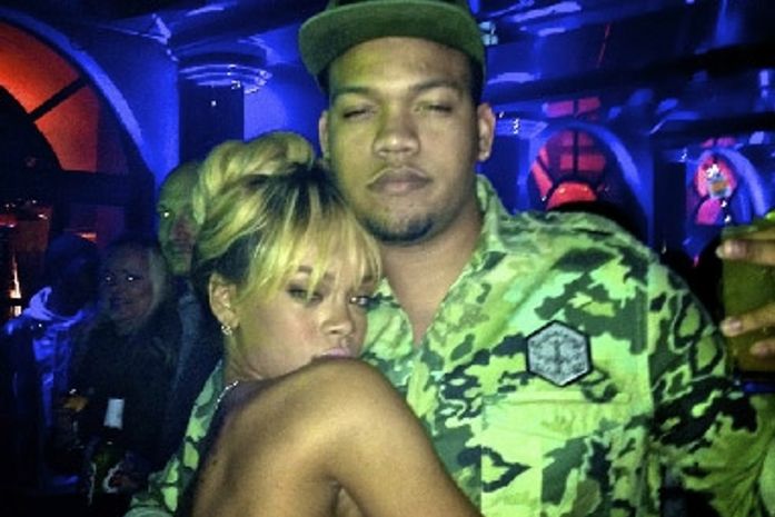 Irmão conta que Rihanna acredita em extraterrestres desde criança