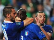 Balotelli marcou para a Itália contra a Irlanda; torcedor chinês teria morrido após ver esse jogo da Eurocopa
