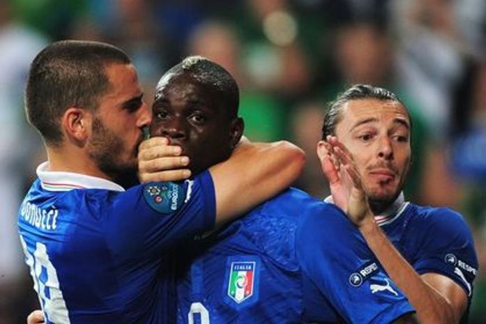 Balotelli marcou para a Itália contra a Irlanda; torcedor chinês teria morrido após ver esse jogo da Eurocopa