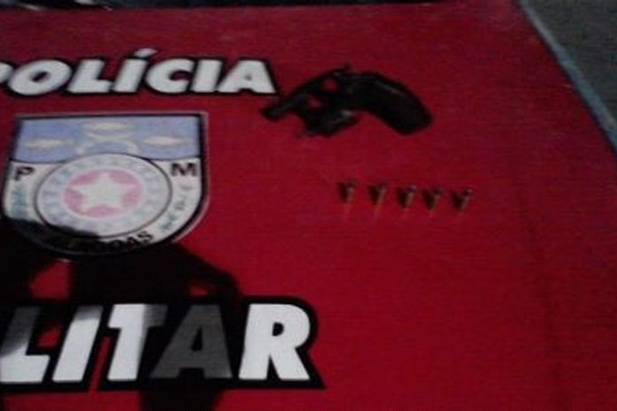 Arma e munições apreendidas