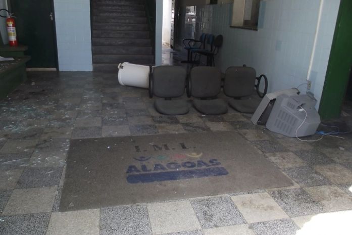 Sede do IML é apedrejada e três pessoas são presas