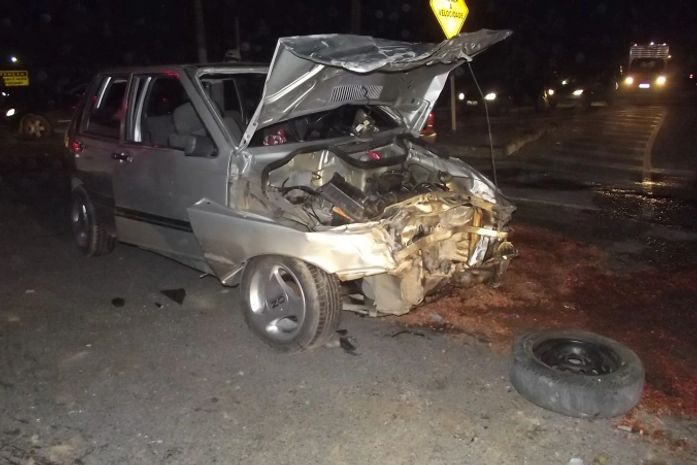 Motorista foi socorrido por equipe dos Bombeiros 