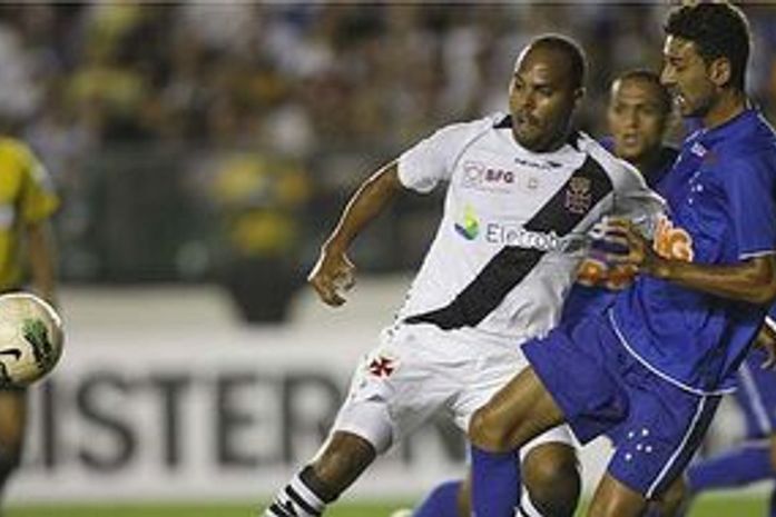 Com golaços, Cruzeiro quebra invencibilidade do Vasco e assume liderança