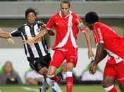 Ronaldinho marca de pênalti e ajuda Atlético a golear Náutico e virar vice-líder