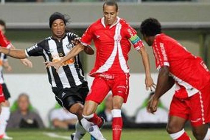 Ronaldinho marca de pênalti e ajuda Atlético a golear Náutico e virar vice-líder