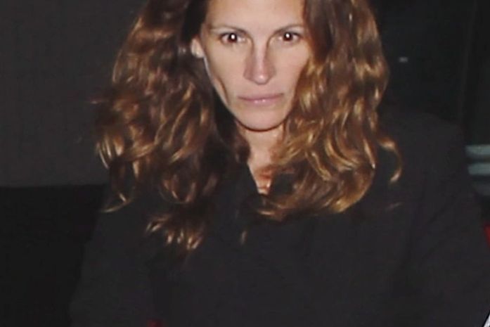 Sem maquiagem, Julia Roberts sai para jantar com o marido
