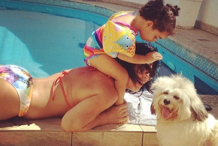 De biquíni comportado, Scheila Carvalho curte piscina com a filha