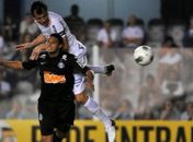 Defesa falha, e Santos só empata com o Coritiba no 1º jogo após queda na Libertadores