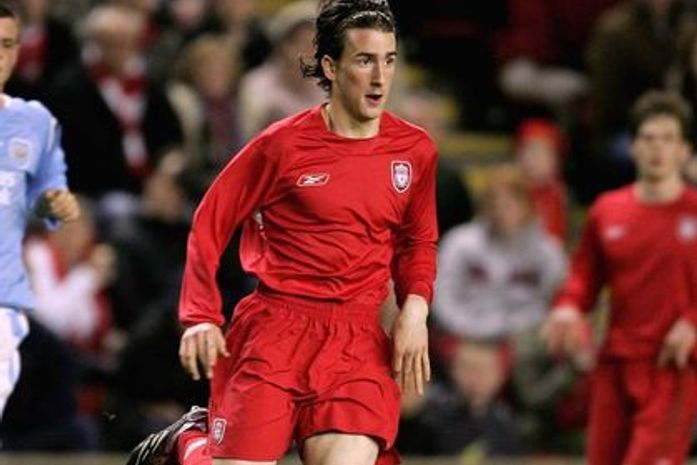 Vítima de câncer, ex-jogador de Liverpool e Betis morre aos 23 anos