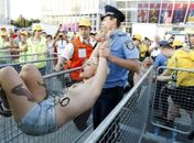 Brasileira se une a feministas ucranianas e é presa na Euro